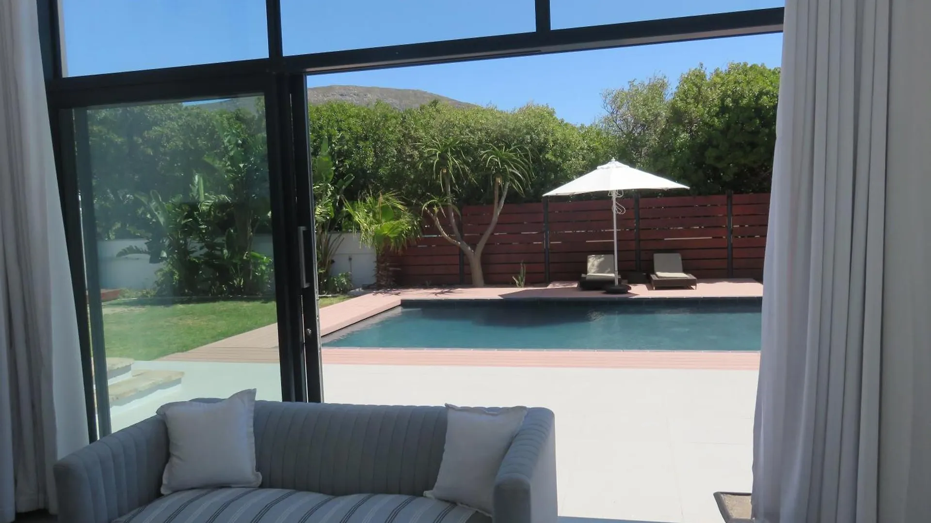 Cape White Villa Crawley 0*,