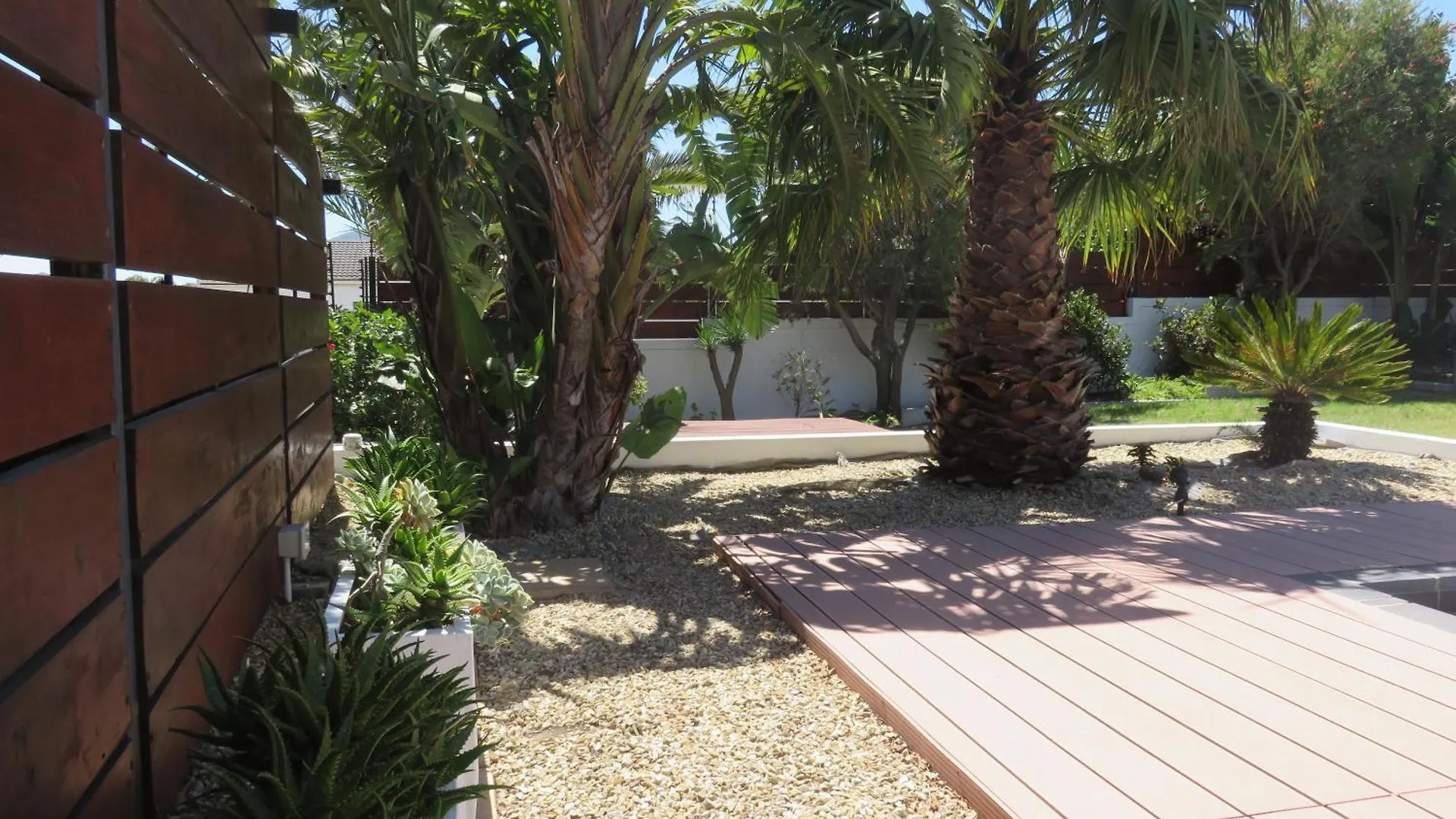Cape White Villa Crawley
