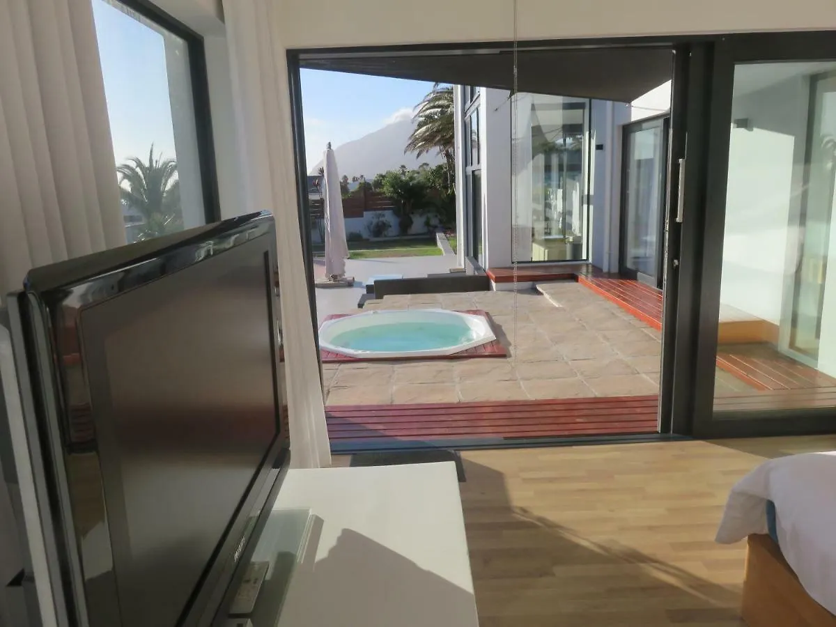 Cape White Villa Crawley